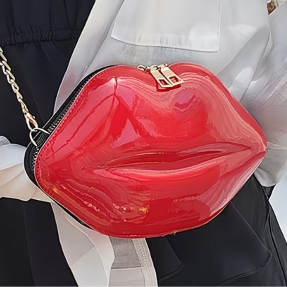 Lips shape clutch